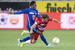 Thuns Nias Hefti, rechts, im Duell mit Luzerns Ibrahima Ndiaye. (Bild: KEYSTONE/Peter Schneider, Thun, 5. Oktober 2019)