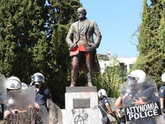 Einige Demonstranten schleuderten Farbbeutel auf eine Statue des ehemaligen US-Präsidenten Harry Truman. (Bild: KEYSTONE/EPA ANA-MPA/MANOLIS PAKIAS)