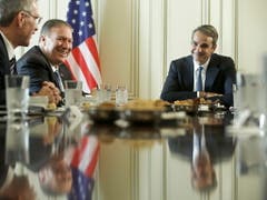 Die Beziehungen zwischen den USA und Griechenland seien noch nie so stark gewesen wie heute, sagte US-Aussenminister Pompeo (M) beim Empfang durch den griechischen Regierungschef Mitsotakis (r) in Athen. Die USA interessieren sich vor allem für eine engere militärische Zusammenarbeit. (Bild: KEYSTONE/EPA ANA-MPA/YANNIS KOLESIDIS)