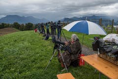 Das regnerische Wetter hielt die Vogel-Freunde nicht von ihrem Vorhaben ab. (Bild: Dominik Wunderli, Kriens, 5. Oktober 2019)