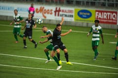 Der Krienser Albin Sadrijaj liefert sich ein Kopfballduell mit Patrick Rossini (schwarzes T-Shirt). (Bild: Dominik Wunderli, Kriens, 5. Oktober 2019)