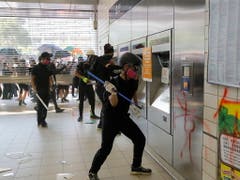 In Hongkong wurde am Sonntag der U-Bahn-Verkehr wieder langsam aufgenommen, nachdem es bei Protesten zu Sachbeschädigungen gekommen und der MTR-Betrieb komplett eingestellt worden war. (Bild: KEYSTONE/AP/KIN CHEUNG)