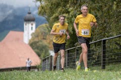 Ueli Spöring aus Eigenthal vor einem weiteren Läufer. (Bild: Pius Amrein, 6. Oktober 2019)