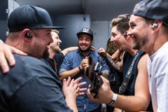 Die Band freut sich. (Bild: Patrick Huerlimann, Zug, 5. Oktober 2019)