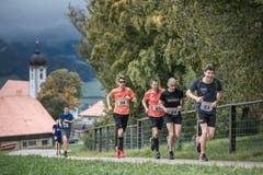 Thomas Steiner (Steinhausen) vor Reto Betschart (Schwyz), Beat Röösli (Horw) und Gabriel Eigenmann (Kilchberg). (Bild: Pius Amrein, 6. Oktober 2019)