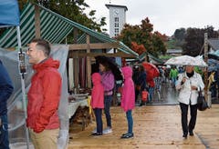 Trotz Regen kamen Besucher an den Herbstmarkt, allerdings waren es weniger als im Vorjahr, als nur die Sonne schien. Bild: Zita Meienhofer