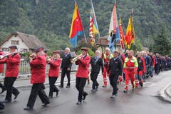 Angeführt von der Musikgesellschaft Erstfeld zogen die Feuerwehrleute mit den Fahnendelegationenen in die Kirche. (Bild: Paul Gwerder, Erstfeld, 5. Oktober 2019)