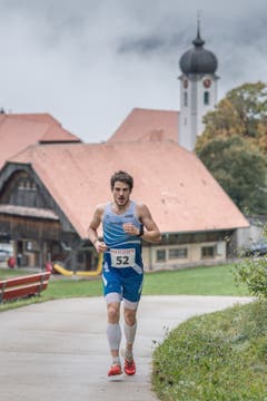 Philipp Arnold aus Cham gewinnt den Berglauf in Hasle. (Bild: Pius Amrein, 6. Oktober 2019)