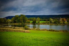 Kurze Aufhellung vor dem nächsten Niederschlag am Hasensee. (Bild: Stephan Lendi)