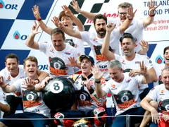 Marc Marquez feiert mit seinem ganzen Team den 79. GP-Sieg und den 8. WM-Titel (Bild: KEYSTONE/EPA/RUNGROJ YONGRIT)