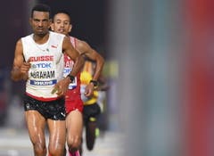 Tadesse Abraham trotzt den extremen Bedingungen und läuft im Nacht-Marathon auf den 9. Platz. (Bild: Keystone)