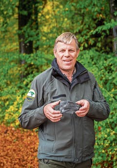Claude Engeler mit einem Stück Kohle in der Hand – der Dividende für Aktionäre einer Köhleraktie. Bild: Urs Bucher
