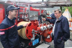 Der frühere langjährige Fahrzeugchef erklärt Feuerwehrmann Daniel Walker das alte Tanklöschfahrzeug. (Bild: Paul Gwerder, Erstfeld, 5. Oktober 2019)