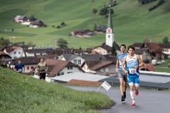 Philipp Arnold aus Cham gewinnt den Berglauf Hasle - Heiligkreuz - First in einer Zeit von 40 Minuten und 24 Sekunden. (Bild: Pius Amrein, 6. Oktober 2019)