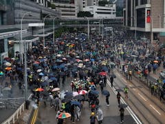 Zehntausende Menschen gingen auch am Sonntag in Hongkong auf die Strasse. (Bild: KEYSTONE/AP/VINCENT THIAN)
