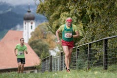 Jonas Lisibach aus Malters (links) und ein weiterer Läufer auf dem Weg Richtung Ziel. (Bild: Pius Amrein, 6. Oktober 2019)