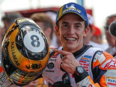 Marc Marquez präsentiert seinen neuen Gold-Helm mit der 8 für 8 WM-Titel an (Bild: KEYSTONE/AP/GEMUNU AMARASINGHE)