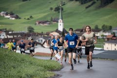 Das Feld, angeführt von Ronald Stalder aus Schüpfheim auf dem Weg Richtung First. (Bild: Pius Amrein, 6. Oktober 2019)