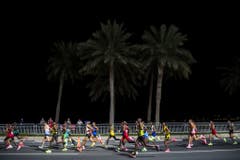 Einzigartige Bilder: Die Marathon-Konkurrenzen fanden in Doha um Mitternacht statt. (Bild: Keystone)
