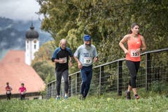 Ursula P. Marti (Stettlen) vor Hans Aschwanden (Seelisberg) und einem weiteren Läufer. (Bild: Pius Amrein, 6. Oktober 2019)