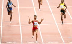 Kann es nicht fassen: Salwa Eid Naser (Bahrain) realisiert in diesem Moment, dass sie Weltmeisterin über 400 Meter ist. (Bild: Keystone)