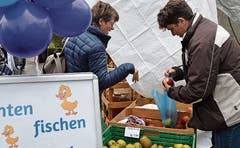 Trotz Regen kamen Besucher an den Herbstmarkt, allerdings waren es weniger als im Vorjahr, als nur die Sonne schien. Bild: Zita Meienhofer