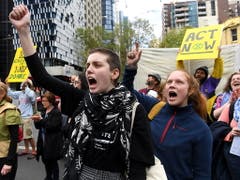Die Aktivisten wollen - wie hier in Melbourne - die Regierungen zwingen, mehr für den Klimaschutz zu tun. (Bild: KEYSTONE/EPA AAP/JAMES ROSS)