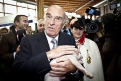 67. Olma: Bundespräsident Hans-Rudolf Merz posiert mit Säuli. (Bild: Keystone/Ennio Leanza, 8. Oktober 2009)