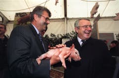 58. Olma: Bundesrat Arnold Koller (rechts) lächelt mit Säuli in die Kameras. (Bild: Keystone/Arno Balzarini, 8. Oktober 1998)