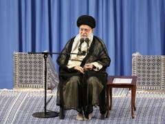 Feinde wollten Zwietracht säen, doch sie seien gescheitert und ihre Strategie werde unwirksam bleiben, schrieb Chamenei am Montag im Kurzbotschaftendienst Twitter. Er nahm Bezug auf die Spannungen im Irak. (Bild: KEYSTONE/EPA SUPREME LEADER OFFICE/SUPREME LEADER OFFICE / HANDO)