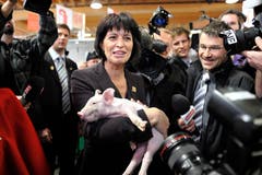 68. Olma: Bundespräsidentin Doris Leuthard posiert mit Säuli. (Bild: Coralie Wenger, 7. Oktober 2010)