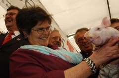60. Olma: Bundesrätin Ruth Dreifuss posiert mit obligatem Säuli. (Bild: Trix Niederau, 10. Oktober 2002)