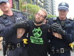 In Sydney griff die Polizei in die Demonstrationszüge ein und nahm Aktivisten vorübergehend in Gewahrsam. (Bild: KEYSTONE/EPA AAP/JEREMY PIPER)