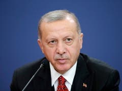 Der türkische Präsident Erdogan will schon lange gegen kurdische Milizen in Nordsyrien vorgehen. (Bild: KEYSTONE/EPA/ANDREJ CUKIC)