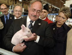 64. Olma: Bundesrat Samuel Schmid posiert mit dem Säuli. (Bild: Keystone/Regina Kühne, 12 Oktober 2006)
