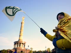 Proteste bei der Berliner Siegessäule: Rund tausend Klimaaktivisten blockierten den Verkehr. (Bild: KEYSTONE/EPA/CLEMENS BILAN)