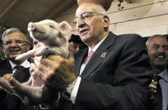 66. Olma: Bundesrat Pascal Couchepin posiert mit Säuli. (Bild: Keystone/Regina Kühne, 9. Oktober 2008)