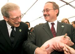 59. Olma: Bundesrat Samuel Schmid mit Säuli. (Bild: Keystone/Michele Limina, 11. Oktober 2001)