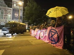 In Amsterdam liess die Polizei die Demonstranten erst gewähren, nahm später aber Dutzende Aktivisten vorläufig fest. (Bild: KEYSTONE/EPA ANP/NIELS WENSTEDT)
