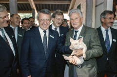 49. Olma: Bundesrat Arnold Koller (Mitte) streichelt das Säuli. (Bild: Keystone, 10. Oktober 1991)