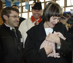 65. Olma: Bundespräsidentin Micheline Calmy-Rey mit einem neugeborenen Säuli. (Bild: Keystone/Regina Kühne, 11. Oktober 2007)