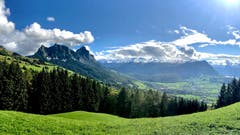 Blick Richtung Mythen, Fronalpstock und Urneralpen. (Bild: Peter Bumbacher, Blüemlisberg ob Schwyz, 7. Oktober 2019)