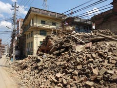 Nach dem Beben 2015 ist die Stadt Kathmandu ein einziges Trümmerfeld. Es wird noch Jahre dauern bis der ehemalige Zustand wiederhergestellt ist. (Bild: Walter Odermatt)