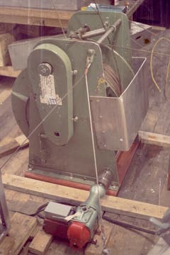 Auf der ersten Expedition wurde die Sonde am Messkabel mittels einer Bohrmaschine betrieben. (Bild: Archiv Tony Stocklin)