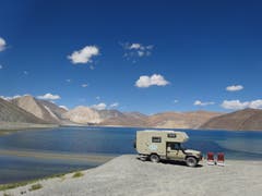 Leh, im nördlichen Indien: Hier am Pangong Lake auf 4300 Meter blieben wir ein paar Tage. Einfach traumhaft. (Bild: Walter Odermatt)