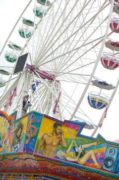 Bis zur Eröffnung morgen Donnerstag laufen die Aufbauarbeiten für den Herbstjahrmarkt auf dem Spelteriniplatz auf Hochtouren. (Bild: Hanspeter Spiess)