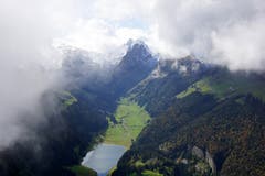 Blick vom Hohen Kasten: im Vordergrund der Sämtiser See mit Blick Richtung Säntis. (Bild: Ingrid Zürcher)