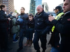Die Polizei führt «Rebels» von Extinction Rebellion vom Potsdamer Platz in Berlin ab. (Bild: KEYSTONE/EPA/CLEMENS BILAN)
