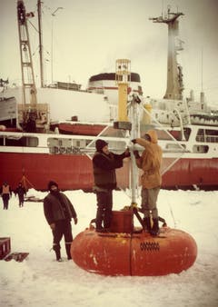 Auf den Eisschollen wurden Bojen befestigt, um zu messen, wohin sie sich bewegen. (Bild: Archiv Tony Stocklin)
