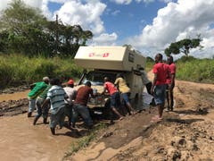 Grenzübergang Mozambique / Tansania: Zweimal haben wir uns festgefahren und nur dank der Hilfe von «Dollarhungrigen Jungs» sind wir wieder freigekommen. (Bild: Walter Odermatt)
